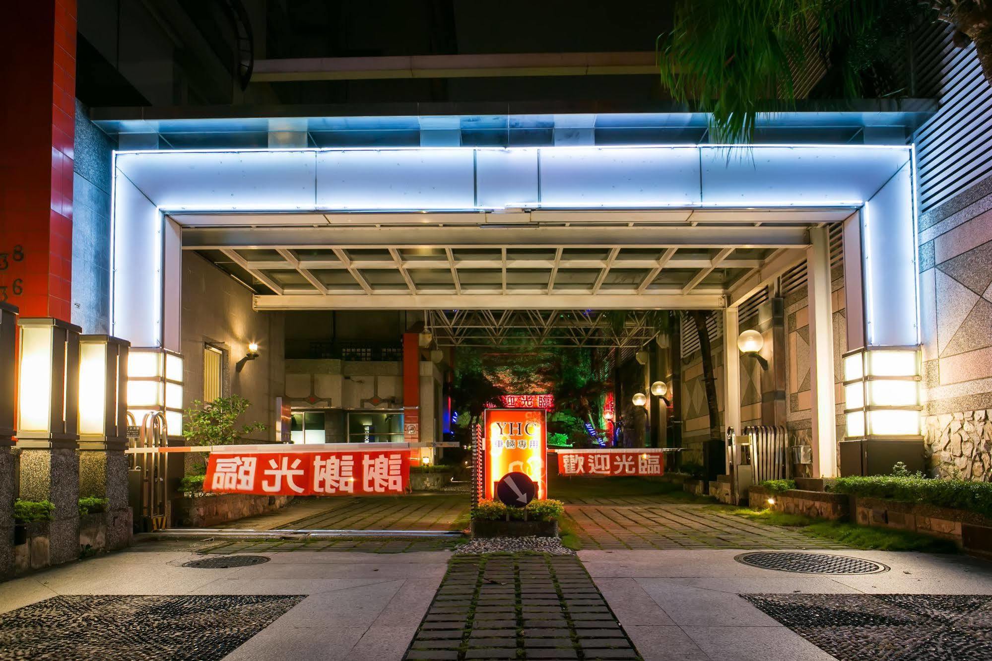 Yhc Hotel Tainan Bagian luar foto